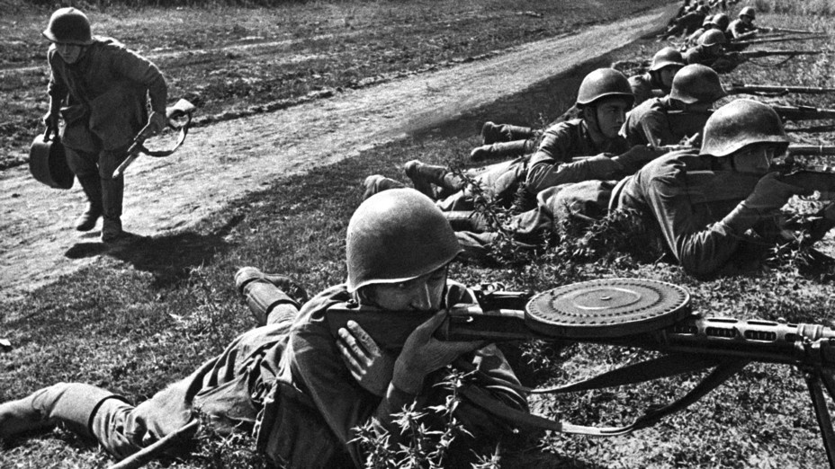 Красноармейцы на огневом рубеже. Август, 1941 год.