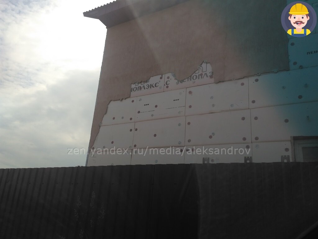 Никогда не используйте такой пенополистирол под штукатурку без специальной обработки. 