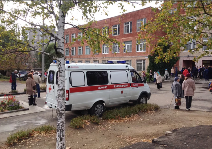 Скорая помощь около школы. Иллюстрация.