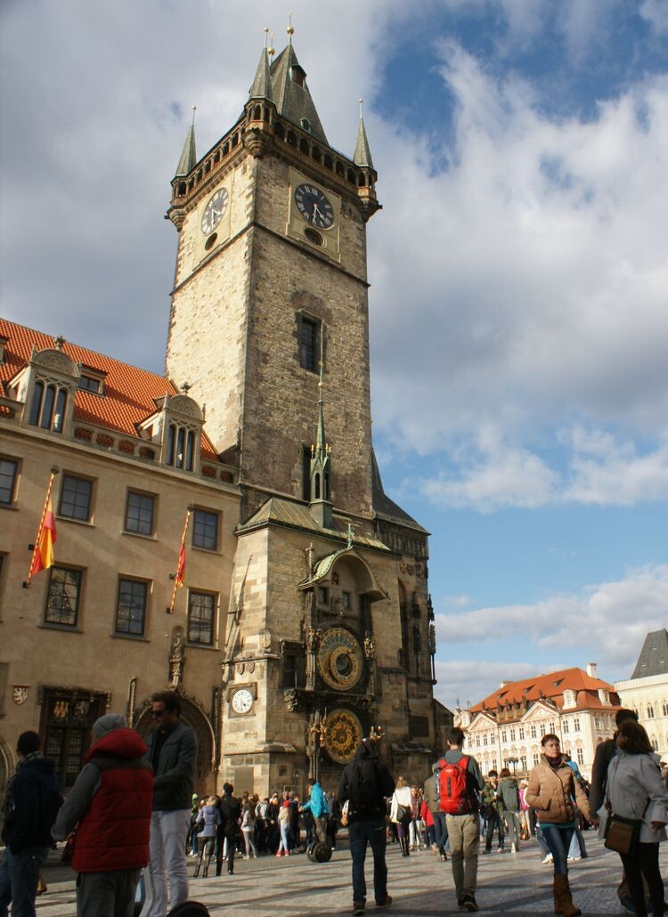 Башня ратуши. Напротив часов установлена видиокамера и можно из любой точки Земли наблюдать за часами и слышать бой курантов