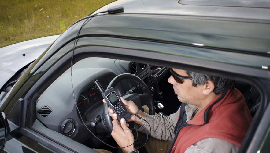 Одним из главных лозунгов сегодня считается - мобильность. Нет особых проблем в течение суток при желании оказаться в любом уголке страны. Да что, страны - планеты. Сколько еще нетронутых мест, которыми можно любоваться. А сколько еще медвежьих углов, где первоклассная охота или рыбалка. Удивительно то, что операторы связи не удосужились там понастроить своих вышек для контакта с миром. А отсутствие сотовой связи сегодня - это катастрофа для любого. Но и тут есть отличный выход. Спутниковый телефон, посредством которого можно связаться фактически с любым уголком планеты. Остается только сделать правильный выбор.