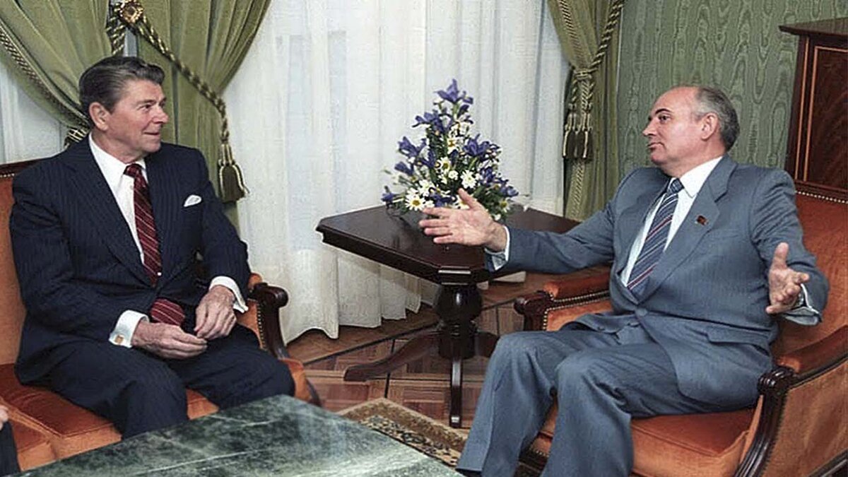 Рейган (слева) и Горбачев (справа) умели договариваться...