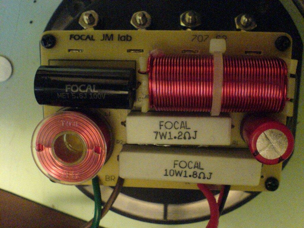 Штатный кроссовер колонок Focal-JMLab Chorus 707 S. Хотя на конденсаторах и сопротивлениях гордо красуется надпись Focal они самого эконом класса. 