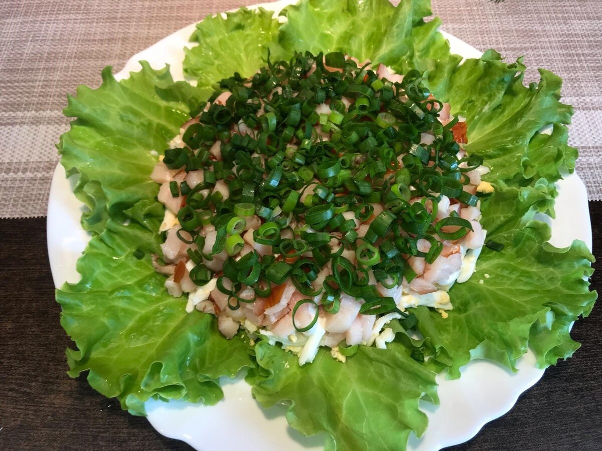 Вкусный салат на праздничный стол на скорую. Салаты для праздничного стола. Праздничные салаты на день рождения. Украшение салатов на праздничный стол. Салаты на праздничный стол простые