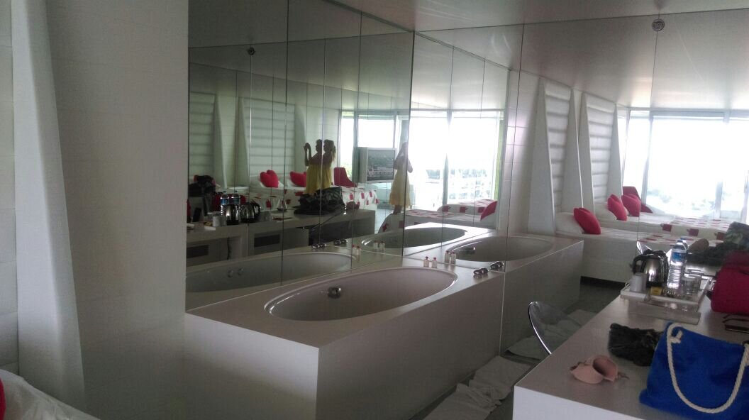 В просторном номере джакузи и барная стойка с мини баром