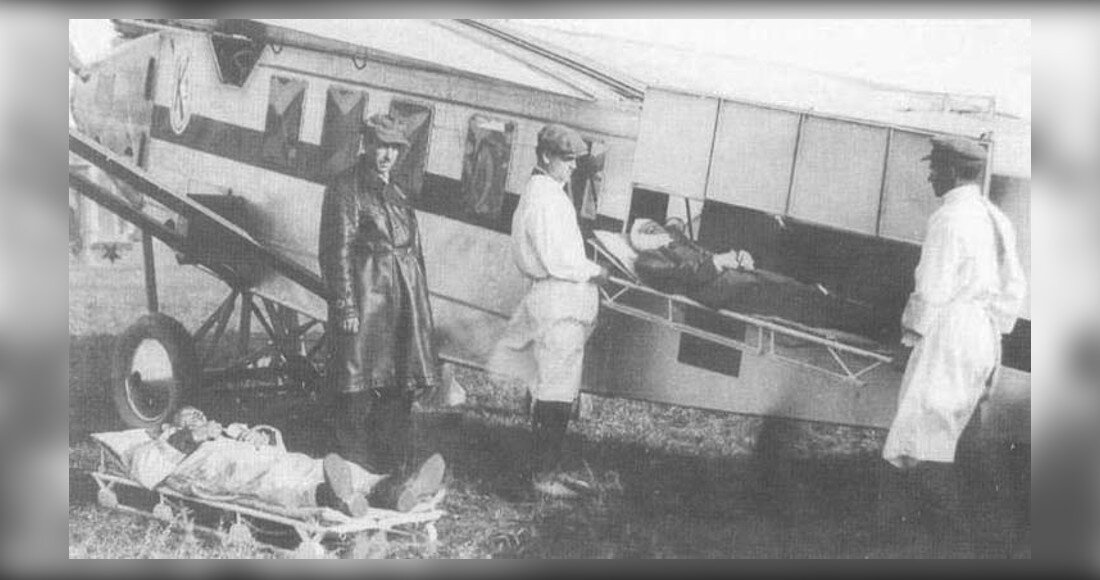 Погрузка больного в самолет К-3, фото из архива