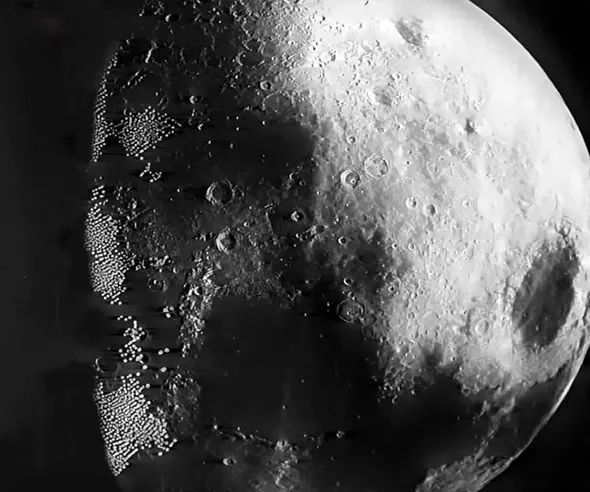 Луна с присутствием инопланетной жизни. Похоже, что Луна ещё не совсем изучена... (изображения получены из Лунного орбитального фотографического Атласа Ч. Бирна)