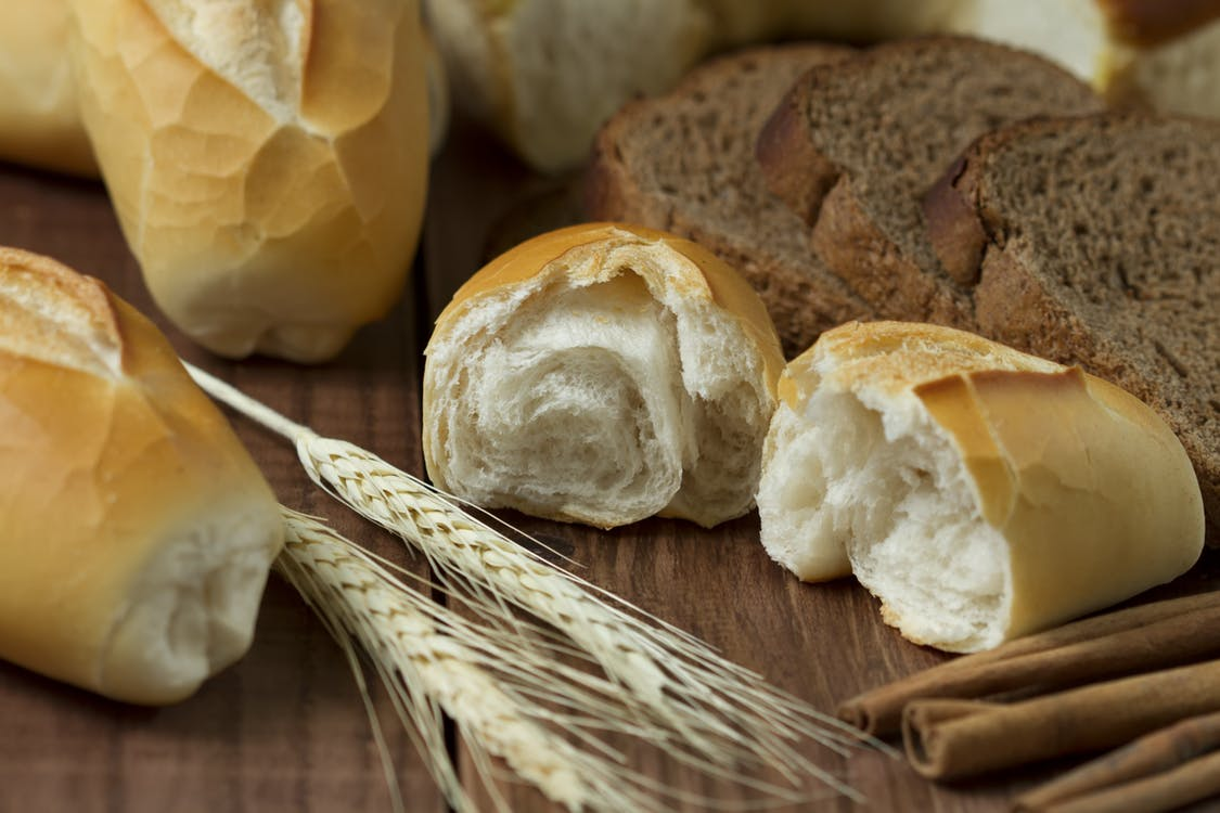 https://www.pexels.com/photo/sliced-bread-beside-wheat-on-table-209403/