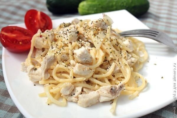 Соус успевает приготовиться, пока варится сама паста. Очень быстро, очень вкусно, особенно как домашний обед.