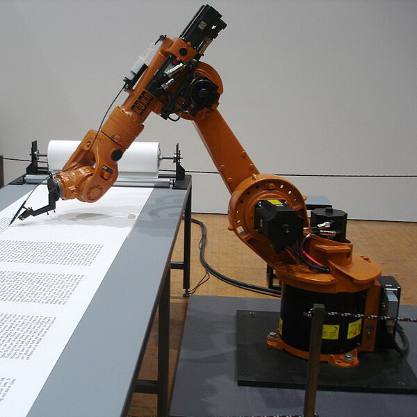 робот KUKA (источник: https://commons.wikimedia.org/wiki/File:Roboscribe_KUKA_Robotics.jpg)