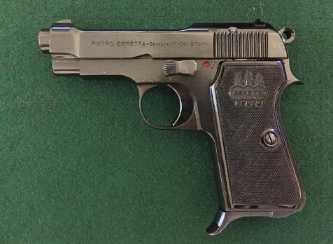 Пистолет Беретта М1934. Конкретно этот - под патрон 9 мм Браунинг. Общая длина 150 мм, длина ствола 86 мм, масса 730 г, магазин на 7 мест.