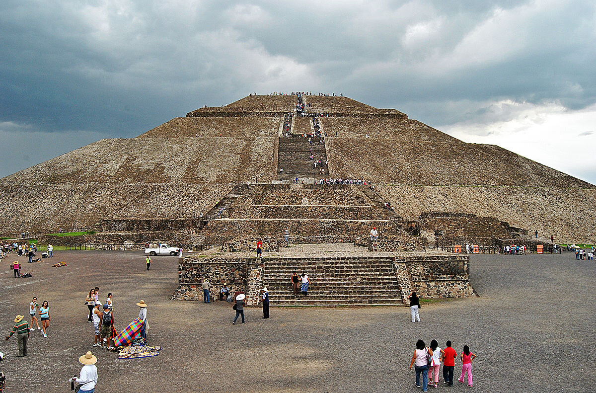 https://upload.wikimedia.org/wikipedia/commons/thumb/e/e7/Piramide_Sol.jpg/1200px-Piramide_Sol.jpg