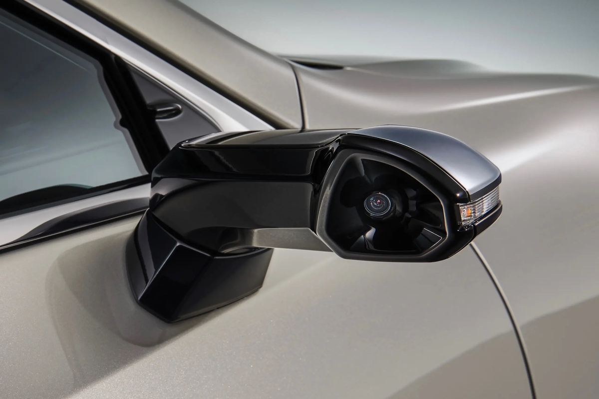 Камера на привычном месте зеркала заднего вида на Lexus. 