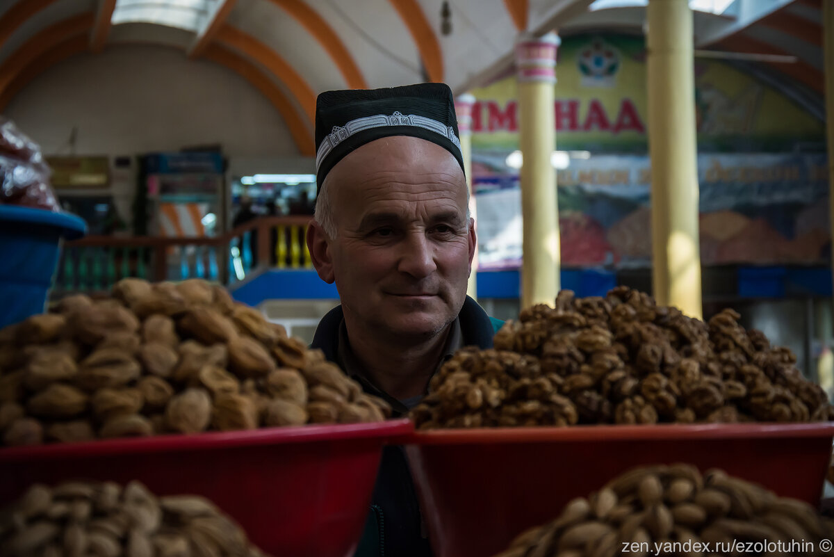 Таджик на рынке