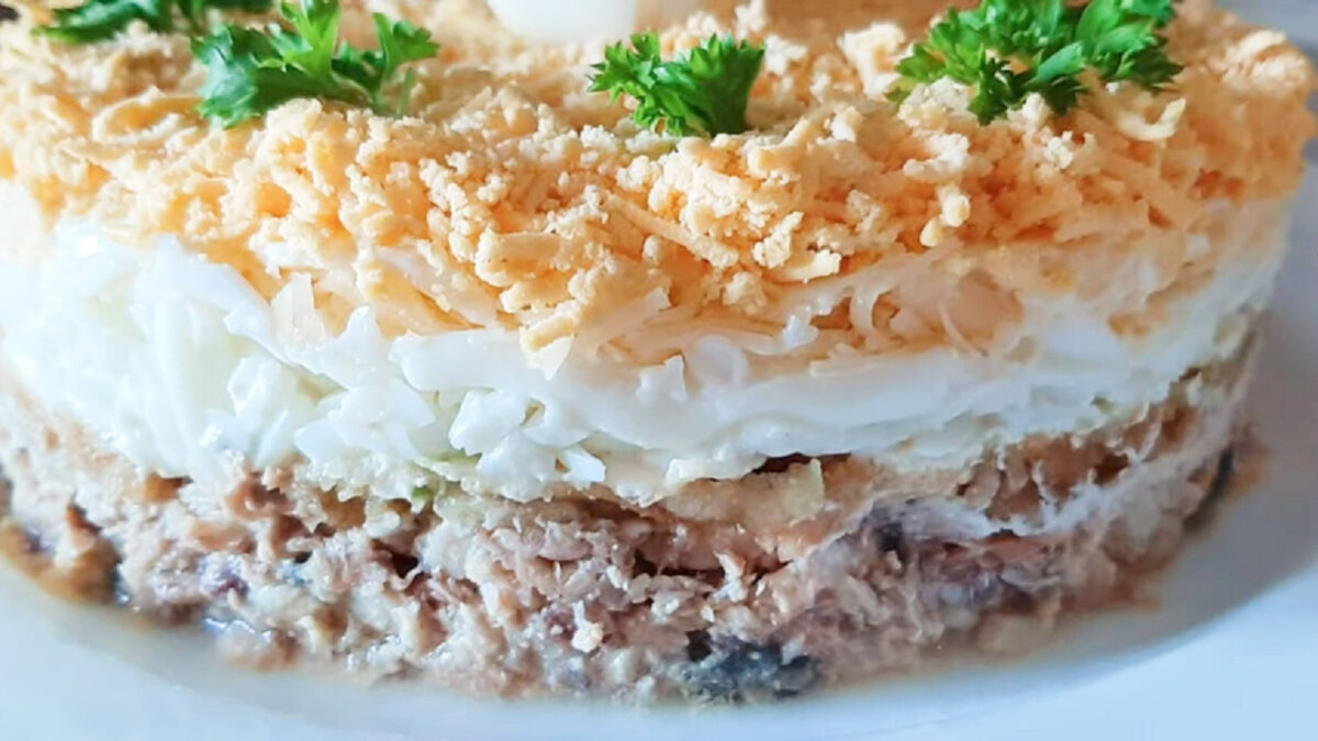 Слоеный рыбный салат: рецепт простого блюда за 15 минут