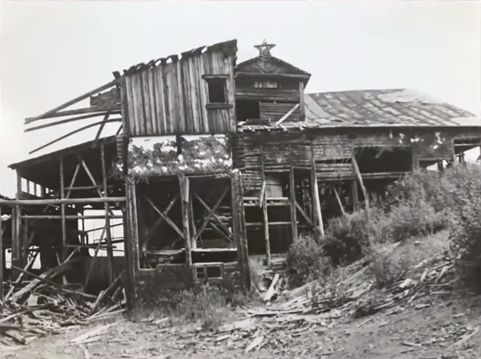 Конструкция, установленная над одним из предприятий.