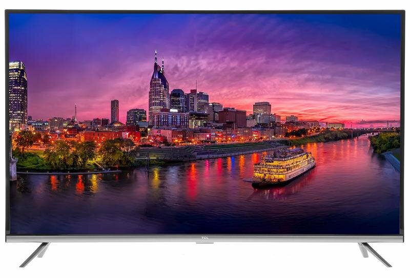 Телевизор LED TCL L43P8US обладает крупным экраном. Размер диагонали дисплея – 43 дюйма (109 см). Вы сможете оборудовать мини-кинозал в любой подходящей по площади комнате. Качество изображения будет высочайшим: разрешение телевизора – 3840x2160. Формат экрана традиционный – 16:9. Телевизор LED TCL L43P8US имеет поддержку Smart TV. Настроив интернет-подключение (например – с помощью встроенного в телеприемник модуля Wi-Fi), вы получите доступ к фактически неограниченному количеству телеканалов и других ресурсов. Проводное интернет-подключение позволяет получить порт Ethernet.
Телевизор позволит вам использовать большое количество функций. В их числе, в частности – таймер сна, родительский контроль, отложенный просмотр, телегид и запись видео. Стоит отметить и высокую (16 Вт) мощность аудиосистемы, которая имеет функцию объемного звучания.
Дизайн модели оформлен с помощью классического сочетания серебристого и черного цветов. Есть возможность настенного монтажа. В комплект входит многофункциональный пульт дистанционного управления.