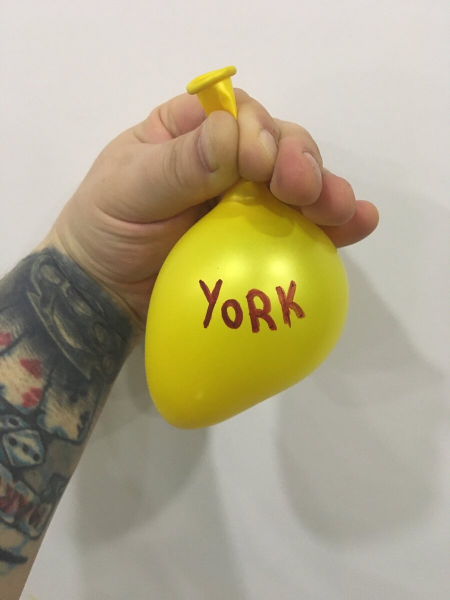 татуировка при нанесении