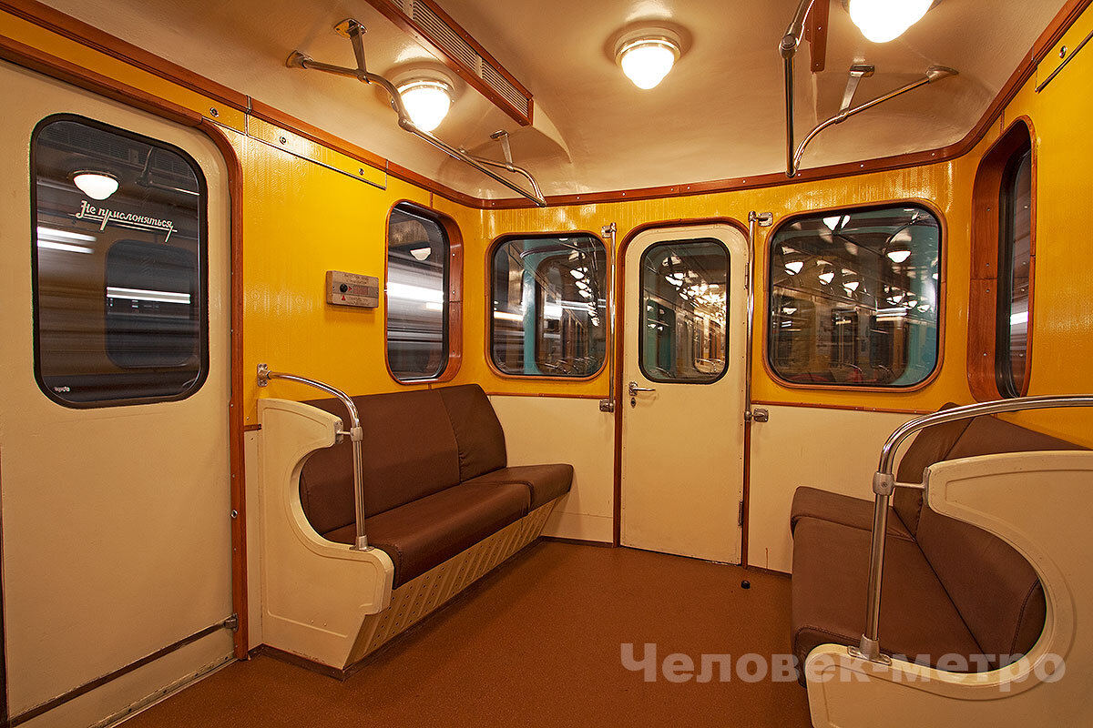 Ретро поезд сокольники. Ретропоезд сокольники метро. Ретро вагоны метро. Московский метрополитен поезд сокольники. Метровагон ретро поезд сокольники.