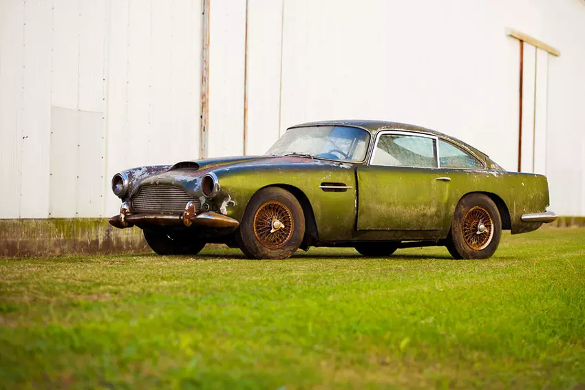 В 1960 году Aston Martin DB4 сошел с конвейера завода в Великобритании, после чего 23 ноября того же года был отправлен в США. Модель для своего времени была более чем интересной. Aston Martin DB4 оснащался 3,7-литровым мотором мощностью 240 л.с., благодаря которому первую "сотню" автомобиль набирал менее, чем за девять секунд, и развивал 225 км/ч максимальной скорости. В общем, весьма достойный конкурент Ferrari 250 GT.