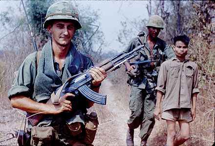 Американский морпех, позирующий с Type 56 (китайской копией АК)