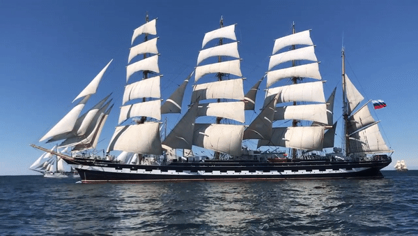 Вот он, летящий по волнам! Краса нашего парусного флота и визитная карточка России! 