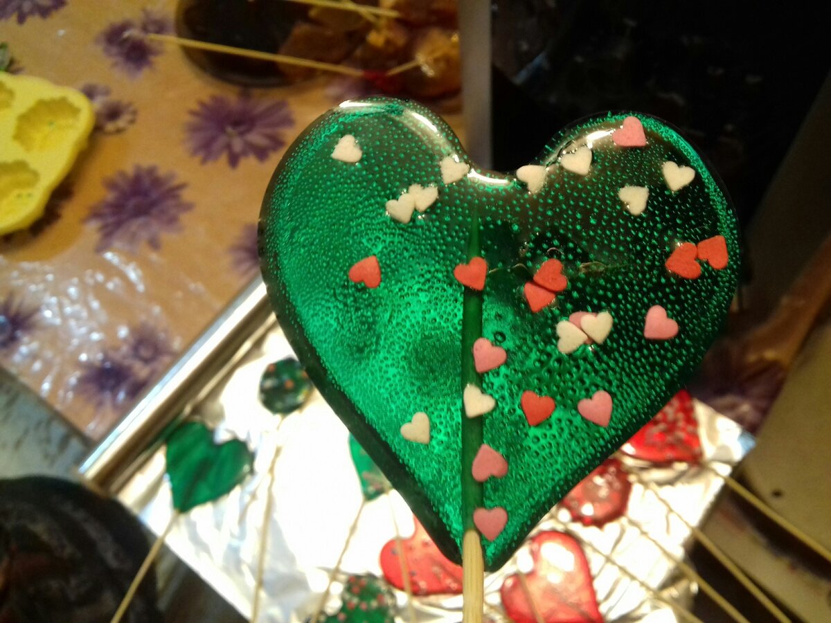 Леденец в форме сердца с сахарной добавкой