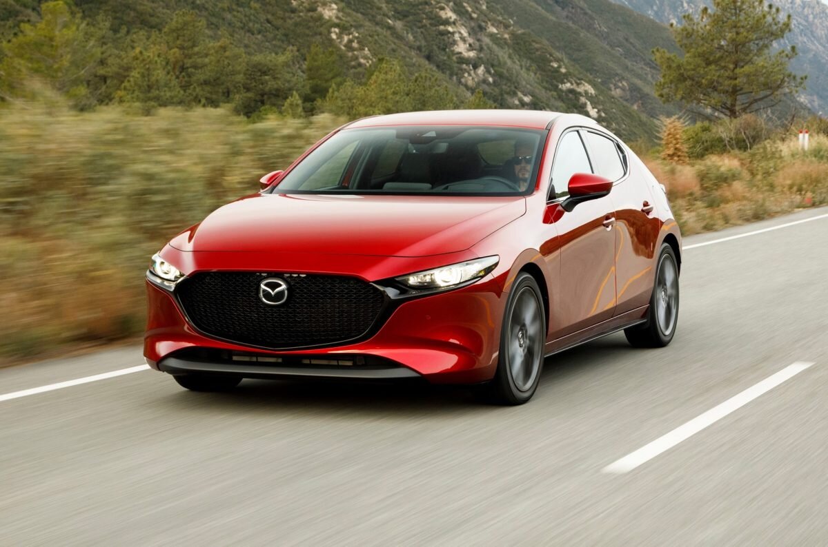 Новая Mazda 3 огорчила россиян ценой (от 1,5 млн рублей), но яркий, привлекательный и экспрессивный дизайн вкупе с богатым оснащением и экономичными «атмосферниками» линейки SkyActive остались при ней. К тому же, эта «тройка» стала первой Mazda в России, оснащенной адаптивным круиз-контролем с функцией Stop & Go – Mazda Radar Cruise Control, работа которой основана на анализе радиоволн в миллиметровом диапазоне.