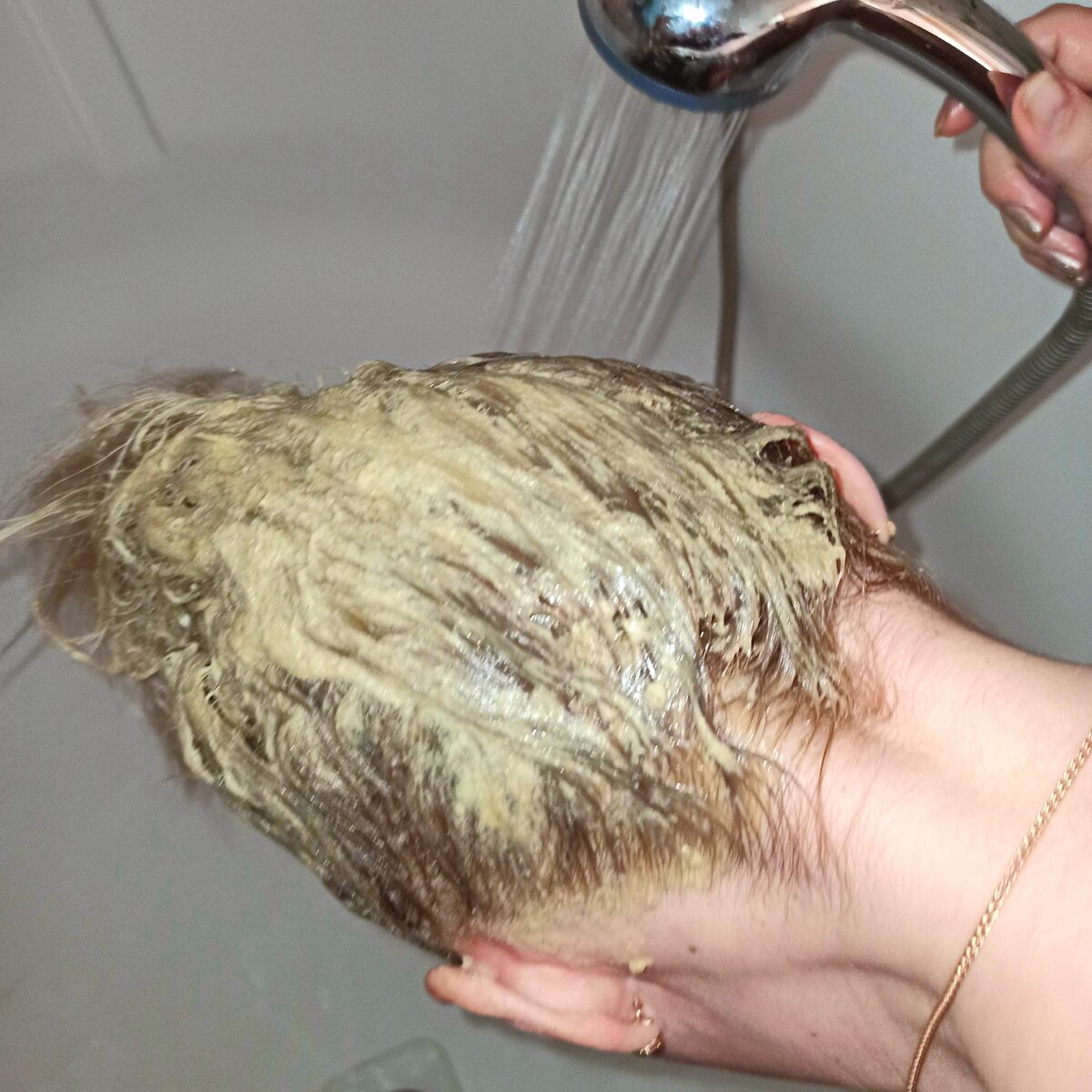Почему после мытья волосы жирные. Волосы в муке. Мытье головы горчицей. Стрижка на сожженные волосы. Потные волосы.