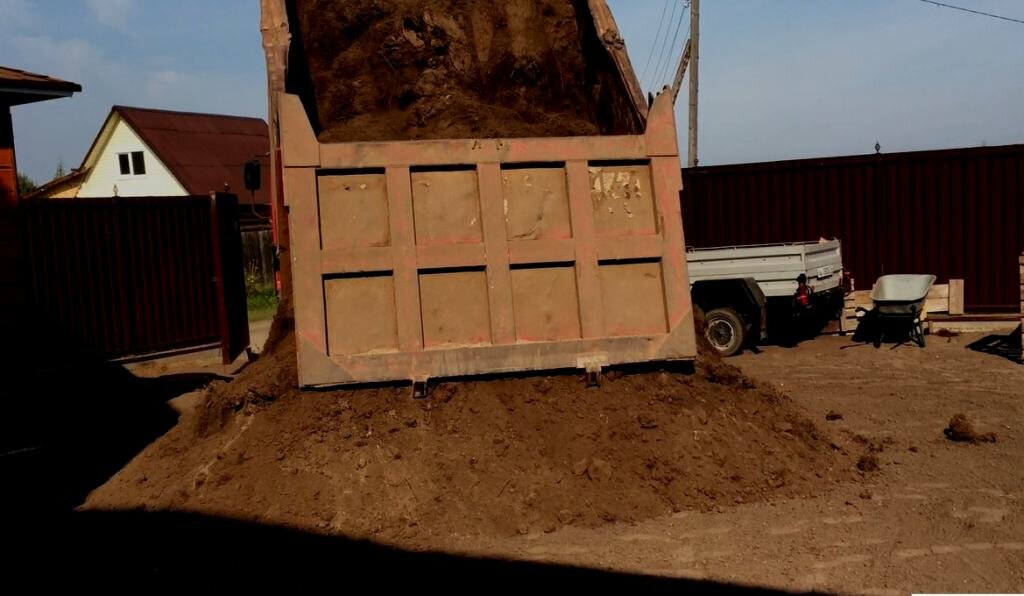 Выравнивание поверхности грунта слоями. Фотография из личного архива "Ландшафт 4Сезона"