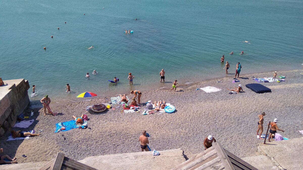 вид с балкона. как можете убедиться море рядом и совершенно спокойное