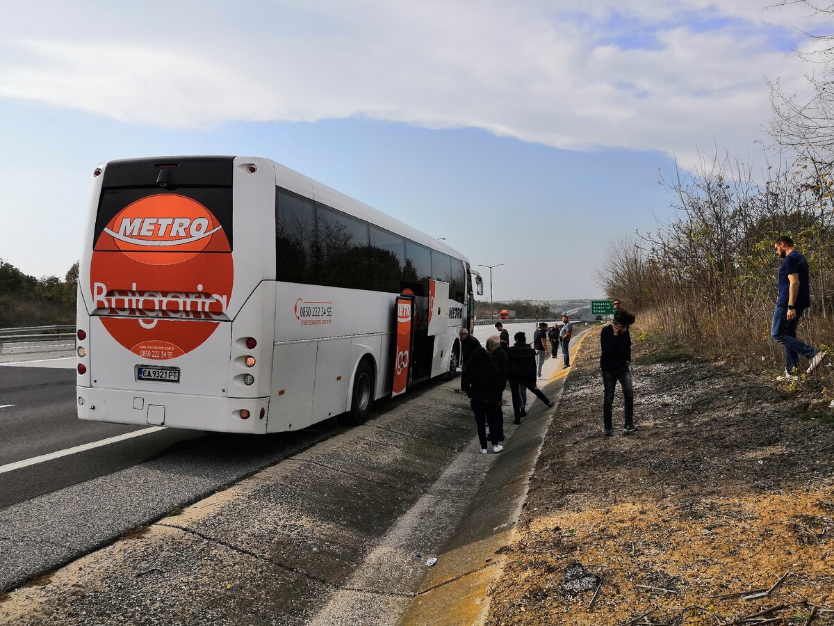 Болгарская стюардесса помогла пассажирам автобуса, в котором я ехал,  избежать неприятностей. А водители просто разводили руками | Без самолётов  | Дзен