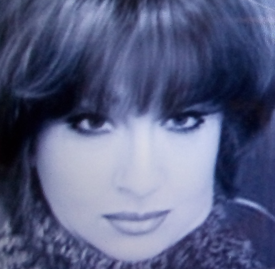 На фото: Галина Маслова, поэт, композитор, певица, Член Российского Авторского Общества (РАО) и Всероссийской организации интеллектуальной собственности. Россия, Самара.