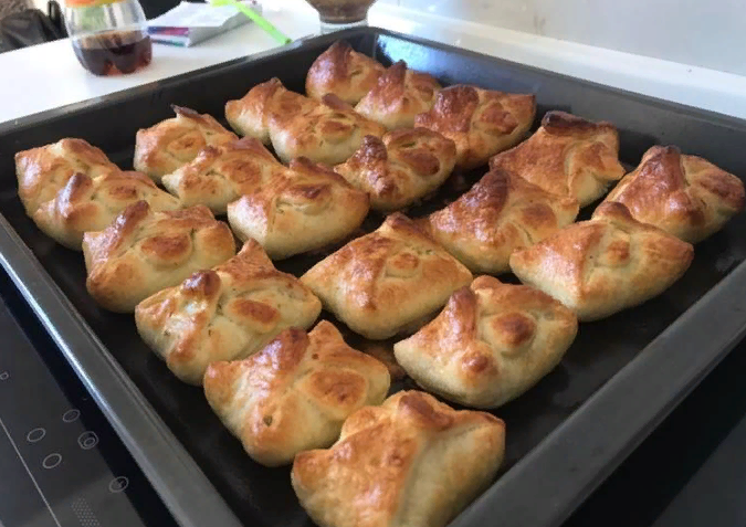 фото: https://cookpad.com/ru/recipes/13981478-pirozhki-na-sloionom-tiestie-s-iaitsom-i-zielieniu?via=search&search_term=тесто