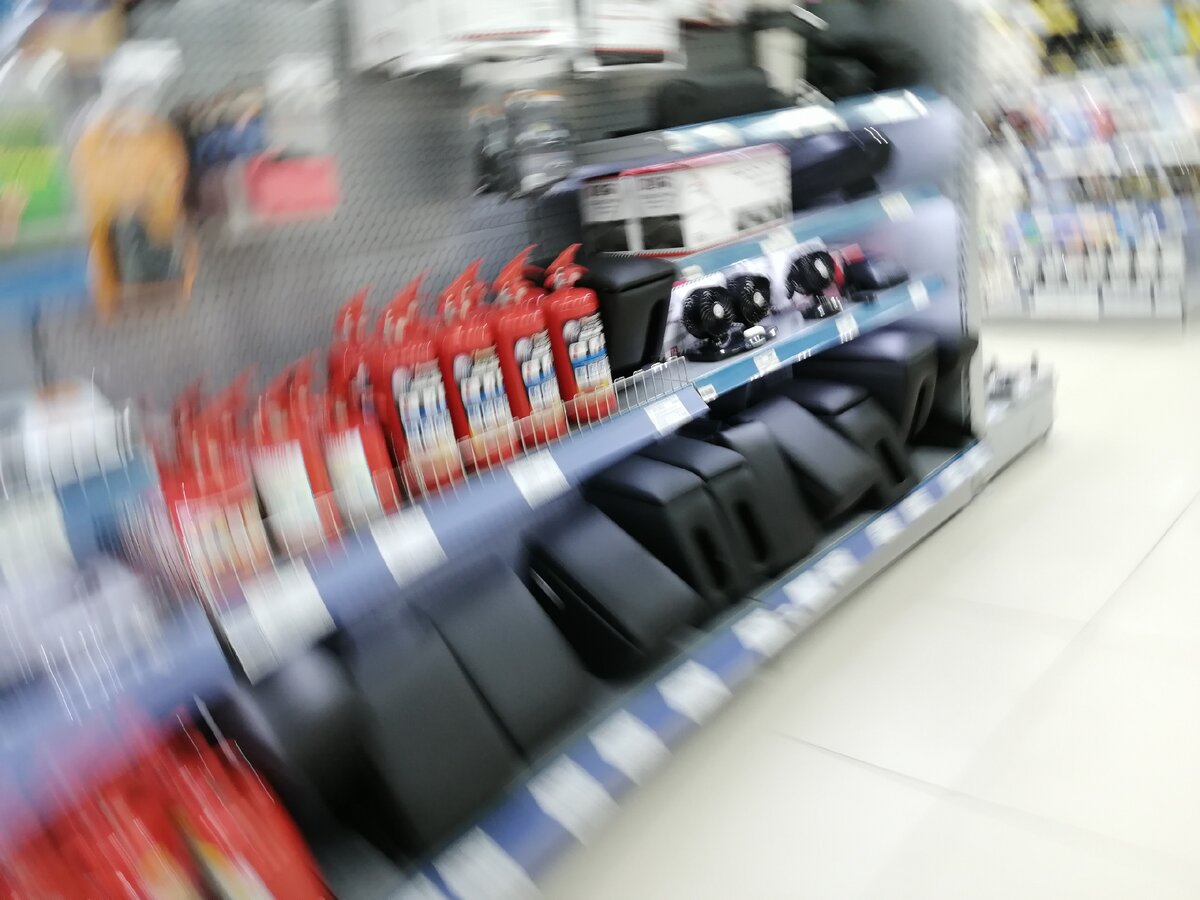 Подлокотники для авто в автомагазине АвтоРусь (прошу прощения за качество фото. Даже не знаю, почему так получилось). Фото Светы Давыдовой