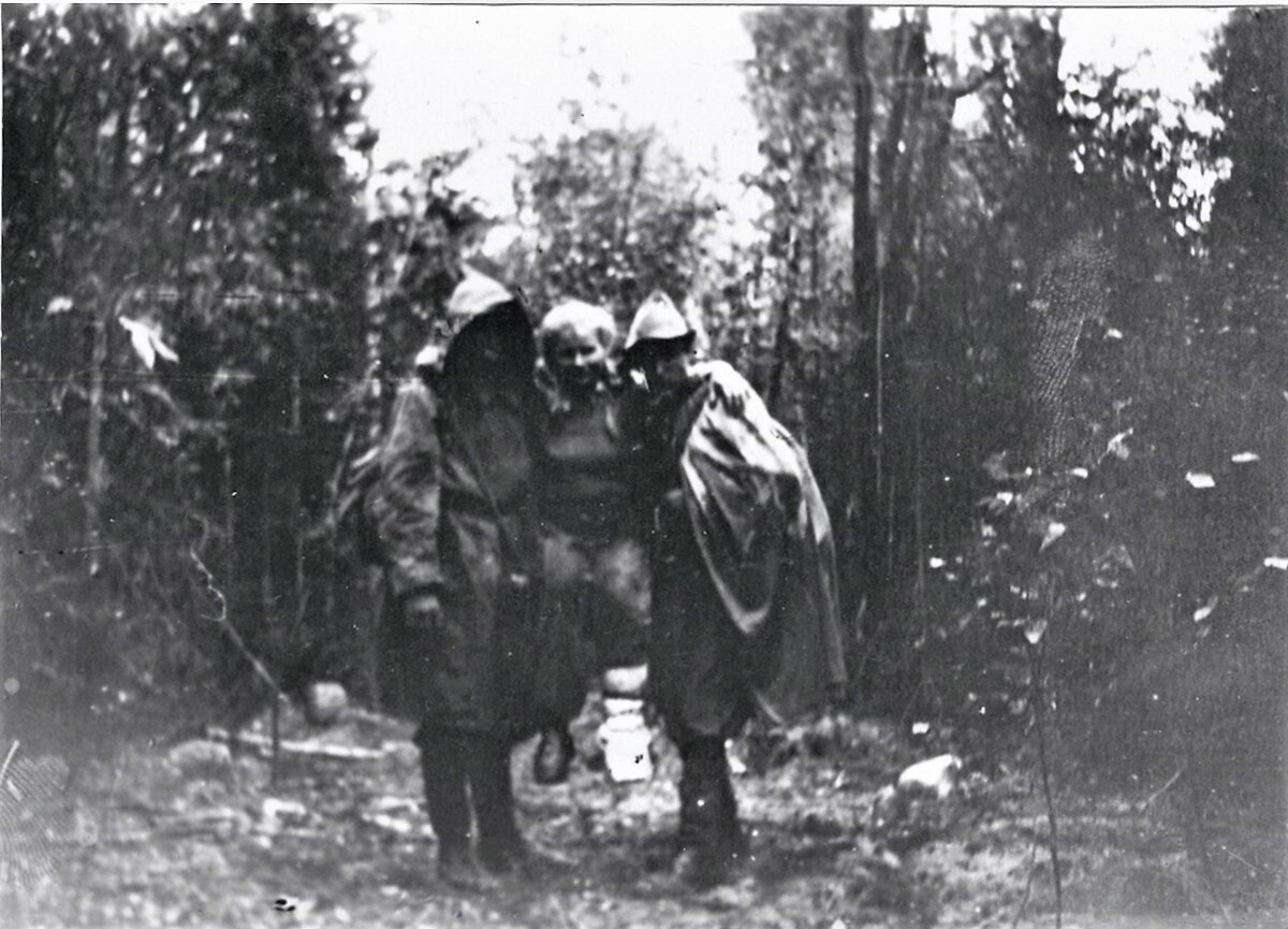 Тибо переносили к лесу также, как в 1957 году, 90 км несли раненую в ногу Люду Дубинину.   