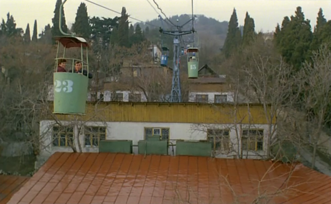 Канатная дорога в Ялте. Момент, в котором звучит "Город золотой". Скриншот из фильма "Асса"