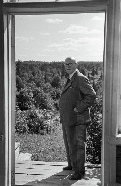 Игорь Эммануилович Грабарь (1871-1960 г.г.) на даче в Абрамцеве © РИА Новости