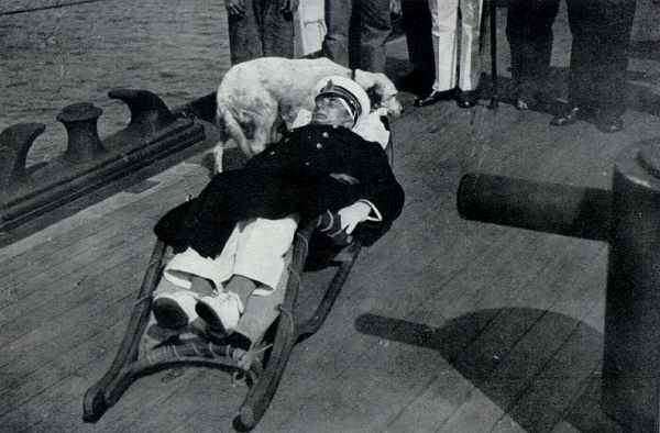 Раненый капитан Хорти на палубе крейсера Новара. Источник: en.wikipedia.org