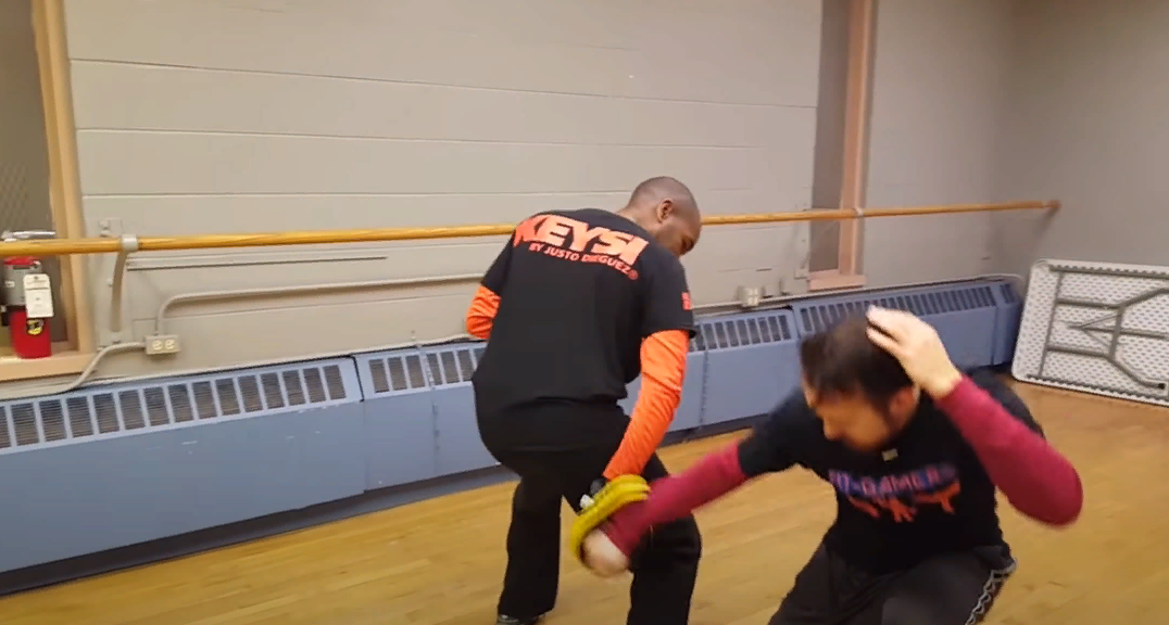 Демонстрация удара кулаком-молотом по ноге. Фото с сайта https://www.youtube.com/watch?v=Y8XufNexwGU