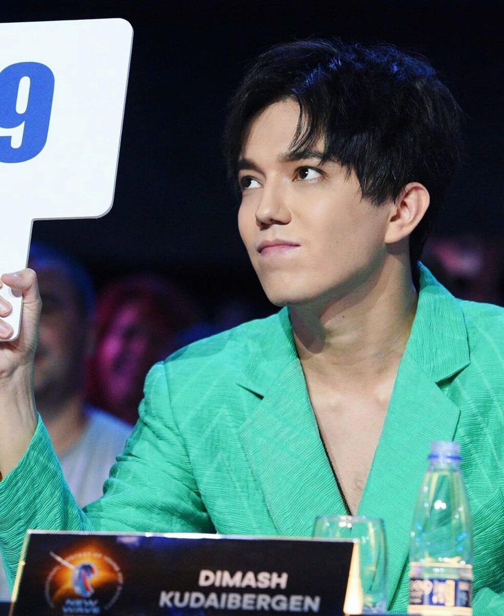 Димаша теперь на вокальном конкурсе можно увидеть только  в качестве судьи. Фото: instagram.com/kudaibergenov.dimash.