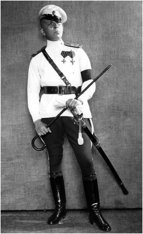 Типичный кинозлодей, извращенный заносчивый аристократ-военный в исполнении Штрогейма с непременными атрибутами: в форме и зеркально начищенных сапогах, с моноклем, в белых перчатках, при орденах. Мыслит совратить и погубить всех хорошеньких особ женского пола в радиусе нескольких километров. 