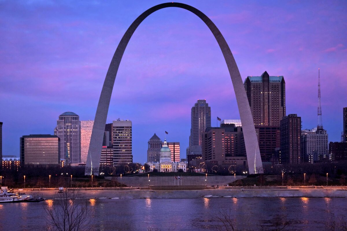 https://upload.wikimedia.org/wikipedia/commons/6/61/Gateway_Arch_%26_St._Louis_MO_Riverfront_at_Dawn.jpg