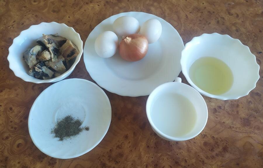Очень простое, быстрое и вкусное блюдо. Берем:
— 3–5 яиц;
— банка любой консервированной рыбы по своему вкусу, у нас — сардины натуральные с добавлением масла;
— головка репчатого лука;
— молоко, около 200гр;
— подсолнечное масло, порядка 100гр;
— черный молотый перец, можно заменить смесью перцев или готовой комбинированной приправой.
Процесс приготовления:
1. Очищаем и нарезаем лук, можно кубиками или тонкими кольцами;
2. Подрумяниваем его на подсолнечном масле (режим «жарка») ;
3. Измельчаем рыбные консервы, добавляем к луку, немного обжариваем;
4. Аккуратно взбиваем яйца с молоком вилкой или венчиком. Важно: объем молока должен быть равен объему яиц;
5. Устанавливаем режим «выпечка» и заливаем омлетную смесь;
6. Добавляем приправы и соль, перемешиваем.
7. Готовим 15 минут, закрыв крышку.
Омлет готов. Отлично сочетается с маринованными зелеными помидорами и хлебом с творожным сыром и зеленью.
Приятного аппетита!
