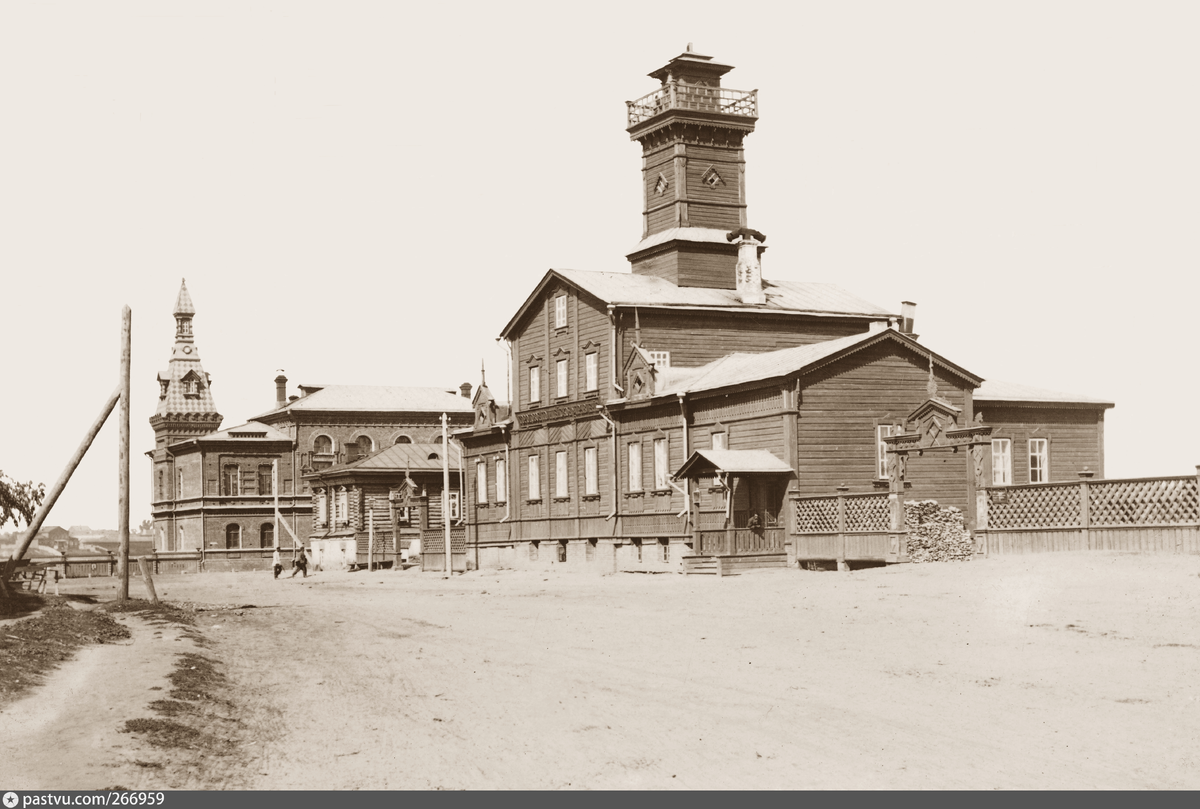 Полицейское управление (на месте современной площади перед музыкальным театром) и городская управа (ныне горсовет) на заднем фоне, 1901-1906 годы. Фото взято с https://pastvu.com/_p/a/l/o/2/lo23o9h0fstfbr4kcw.png