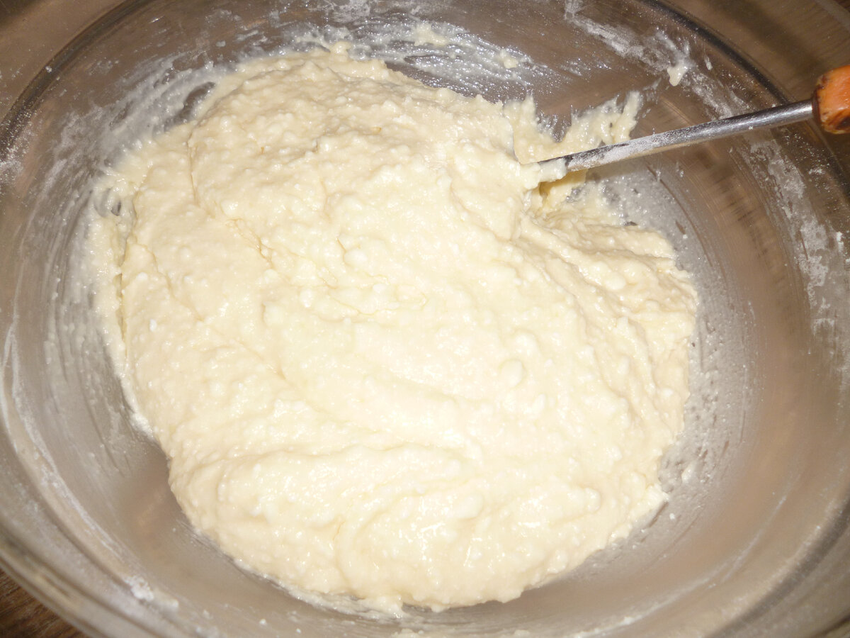 Масло сметана мука разрыхлитель. Творожная тесто в смазанной форме выпекают кекс. Кекс высокий с пудрой.