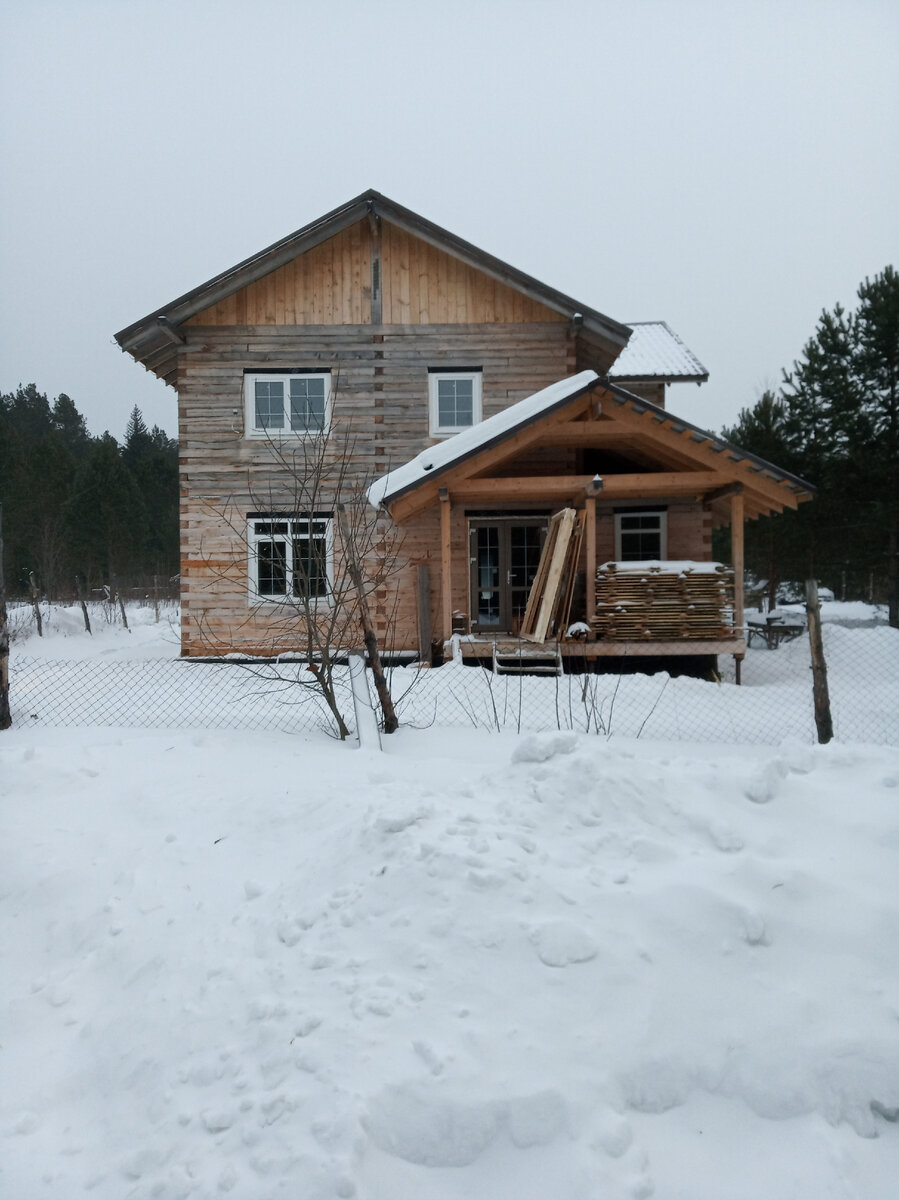 Дверь даже немного теряется на фоне дома, и если в холле не включен свет, то сквозь нее видно только то, что находится сразу за дверью -->