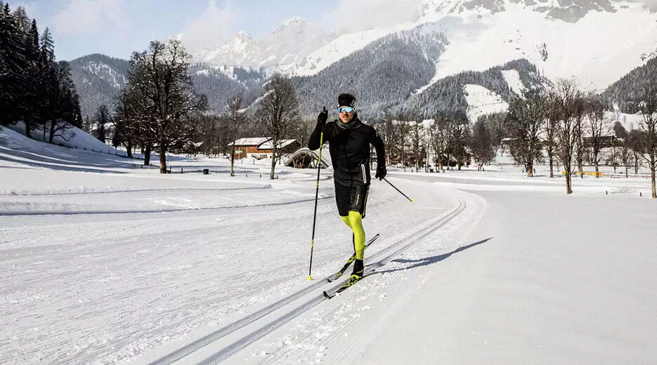 Классический ход. Лыжи параллельно, есть лыжня (фото из открытых источников)