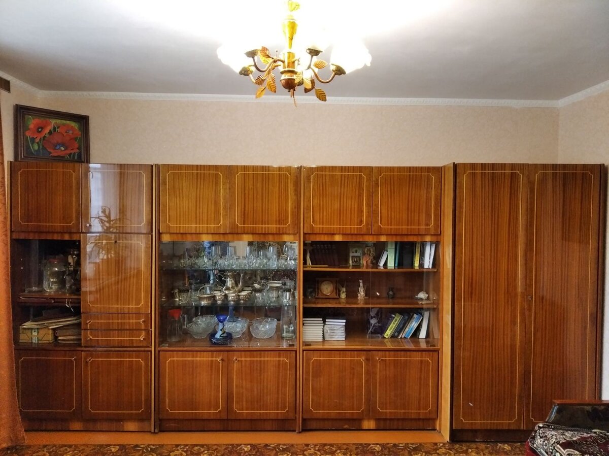 Вот так выглядит гарнитур сейчас. Куплен в 1985 году, СССР.