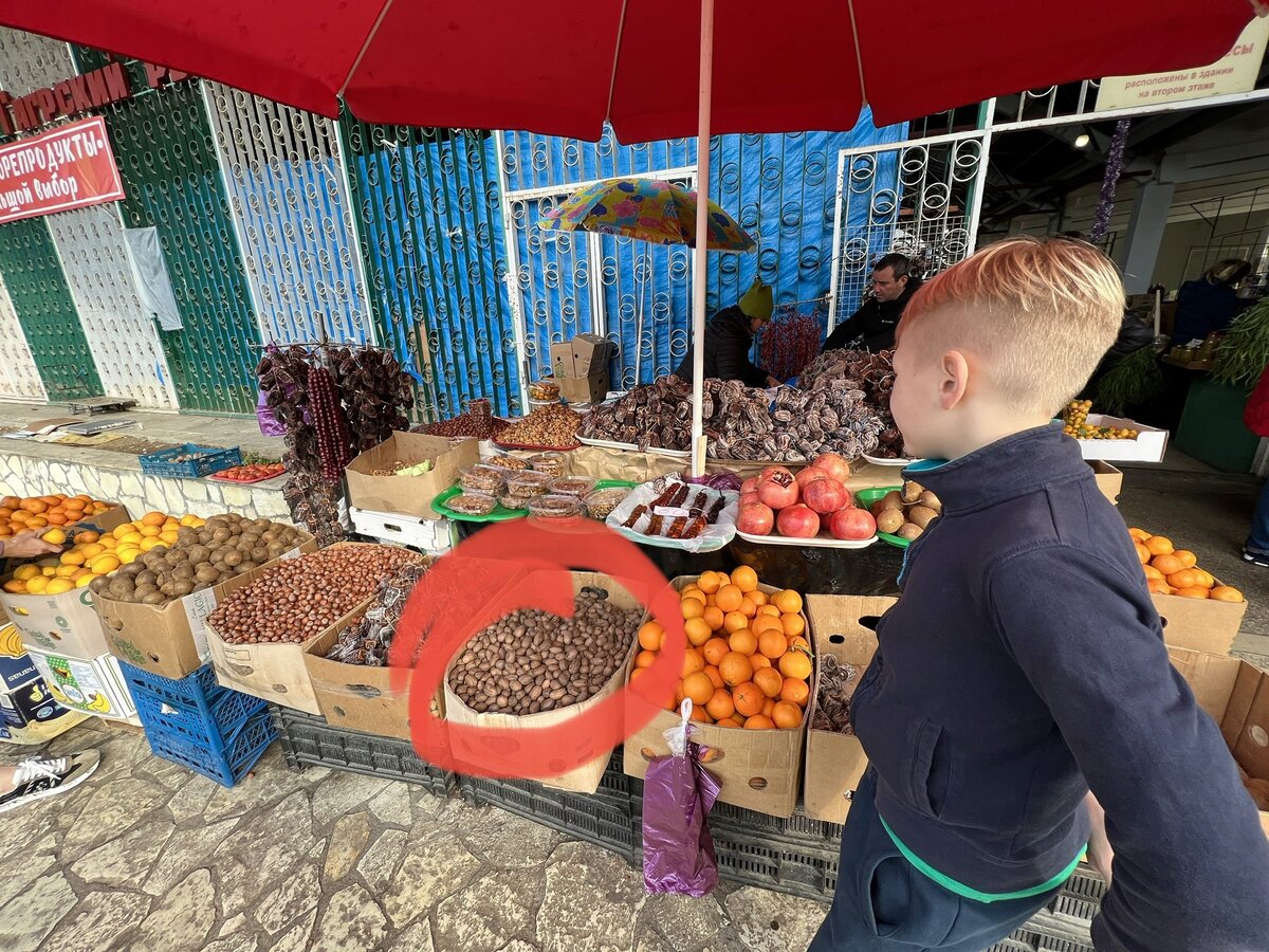 Пекан в Абхазии продается на рынках наряду с другими орехами, мандаринами, гранатами, киви